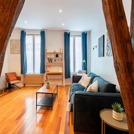 Designer And Stylish Flat In Vibrant Belleville Neighborhood Near The Metro *