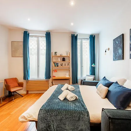 Designer And Stylish Flat In Vibrant Belleville Neighborhood Near The Metro