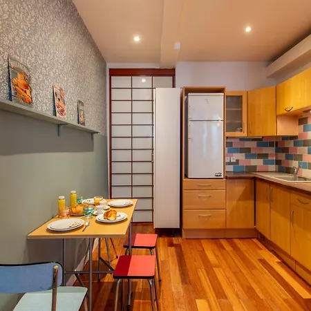 Designer And Stylish Flat In Vibrant Belleville Neighborhood Near The Metro