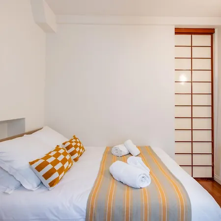 Designer And Stylish Flat In Vibrant Belleville Neighborhood Near The Metro