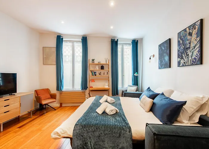 Designer And Stylish Flat In Vibrant Belleville Neighborhood Near The Metro