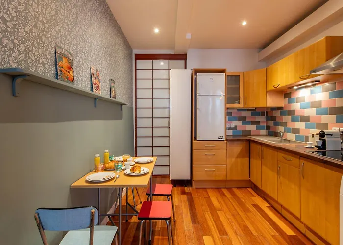 Designer And Stylish Flat In Vibrant Belleville Neighborhood Near The Metro