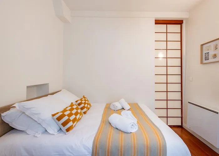 Designer And Stylish Flat In Vibrant Belleville Neighborhood Near The Metro