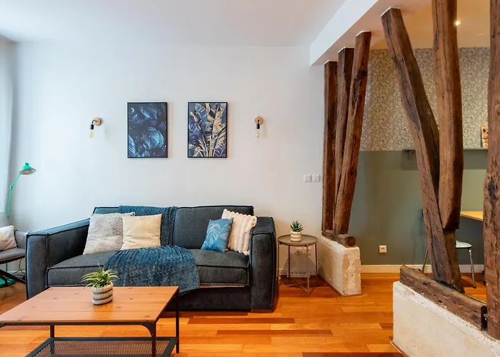 Designer And Stylish Flat In Vibrant Belleville Neighborhood Near The Metro
